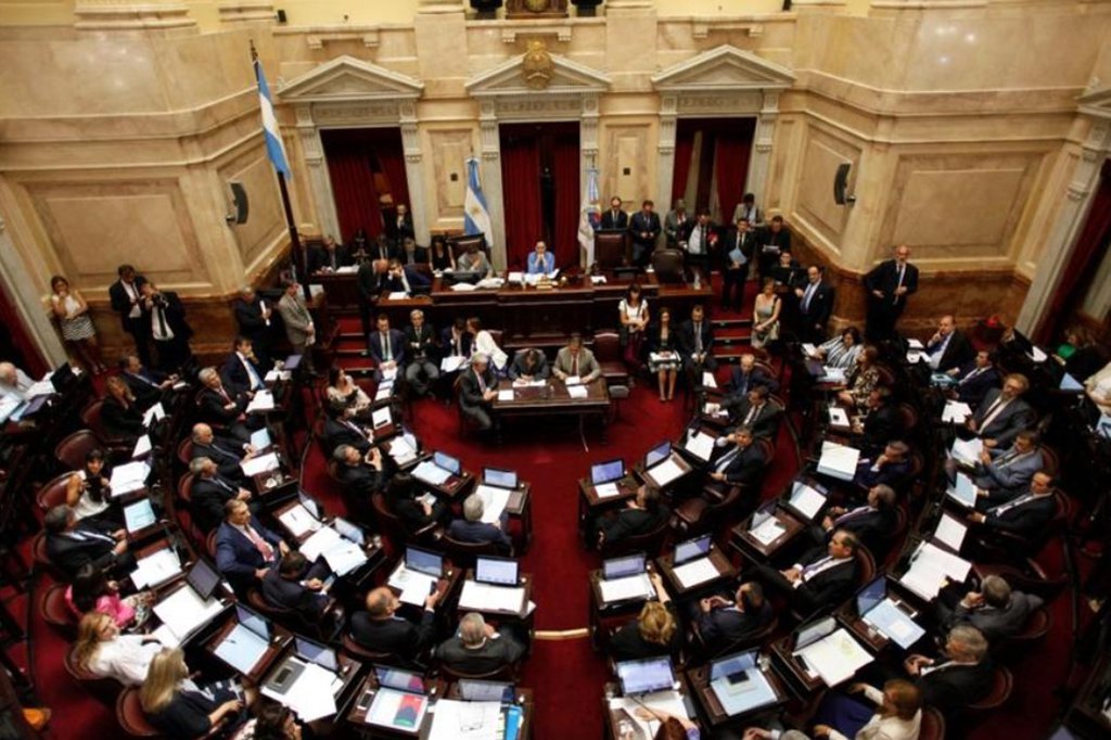 A Câmara dos Deputados da Argentina aprovou um projeto de lei que elimina a bitributação com o Brasil e facilita a exportação para pequenas e médias empresas e empreendedores argentinos. A medida atinge o setor de Sistemas Baseados em Conhecimento (SBC) e incide diretamente em programas de computador que utilizam conhecimento para resolver problemas; Ministério de Relações Exteriores da Argentina ressaltou a importância do mercado brasileiro, cujas importações anuais de serviços equivalem a US$ 13 bi