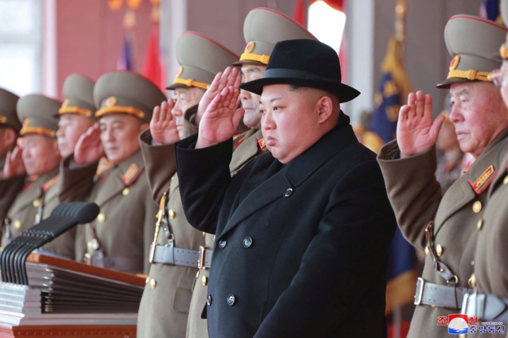 Líder norte-coreano, Kim Jong Un, durante parada militar em Pyongyang 09/02/2018 KCNA/via REUTERS