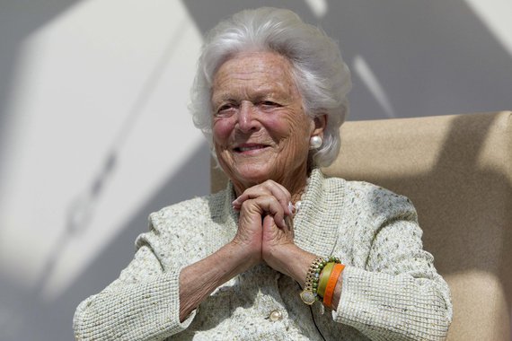 A ex-primeira-dama dos EUA Barbara Bush, esposa do ex-presidente George H.W. Bush e mãe do também ex-presidente George W. Bush, faleceu na noite desta terça-feira, 17, aos 92 anos; informação sobre a morte da antiga primeira-dama foi divulgada pelo escritório do seu marido, que não explicou a causa do óbito