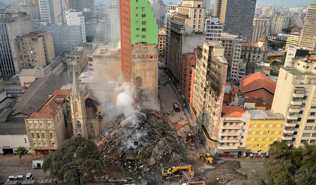 São Paulo 02 05 2018 Bombeiros trabalham na busca pelos desaparecidos e retirada dos destroços do predio que desabou da madrugada de ontem (1), em Saõ Paulo, no Largo do Paissandu.FOTO Rovena Rosa