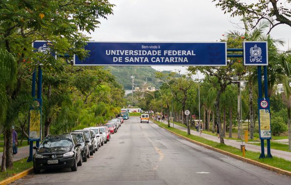 Relatório parcial da investigação da PF concluiu que professores e funcionários da instituição agiam no esquema; eles devem ser indiciados por peculato, lavagem de dinheiro, organização criminosa, entre outros crimes; caso gerou grande polêmica depois que o ex reitor da Universidade, Luiz Carlos Cancellier de Olivo, que chegou a ser preso por suspeita de participação no esquema, se suicidou em um shopping de Florianópolis