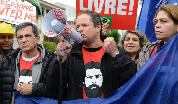 Durante o Ato Internacional de Solidariedade ao ex-presidente Lula que a CNTE promoveu em Curitiba, em conjunto com entidades internacionais que atuam na defesa da educação, David Edwards, secretário-geral da Internacional da Educação, ressalta a importância em defender a liberdade do ex-presidente; "O mundo sabe que Lula é um preso político", ressalta 