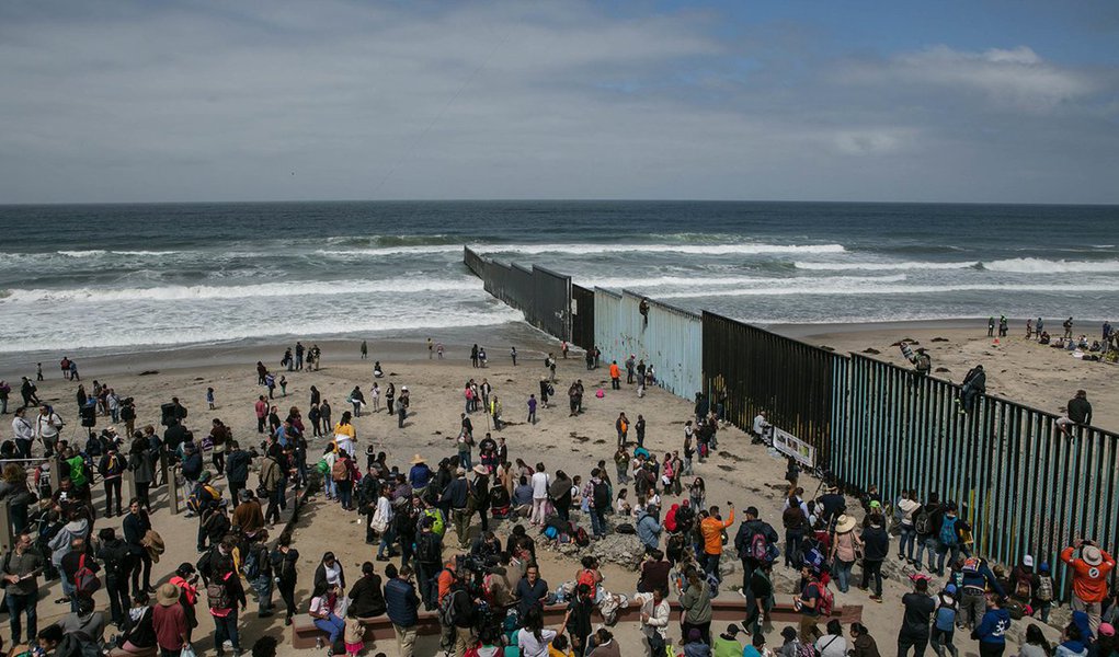 Com o recrudescimento da política imigratória e a busca por um maior controle na fronteira entre o México e os EUA, uma manifestação de imigrantes da América Central, que acontece anualmente desde 2010, acabou em conflito, com envio da guarda nacional à fronteira e uma greve de fome de 15 imigrantes