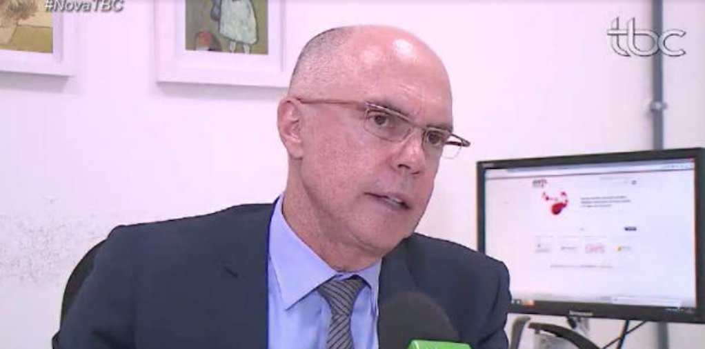 O promotor de Justiça Érico de Pina Cabral informou à nova TV Brasil Central, em 1ª mão, que vai tomar medidas duras contra o prefeito Iris Rezende (MDB) por causa do caos na rede pública de Saúde da Capital; uma destas medidas é denunciá-lo - ou à secretária de Saúde, Fátima Mrué - por improbidade administrativa; outra importante medida que o promotor promete levar à cabo é a despactuação entre Aparecida e Goiânia, ou seja: romper o contrato que hoje permite que Aparecida mande pacientes para Capital ao custo de R$ 180 milhões por ano; Érico de Pina entende que é melhor que o dinheiro seja depositado na conta da prefeitura de Aparecida para que, aí sim, seja usado no atendimento da população da cidade