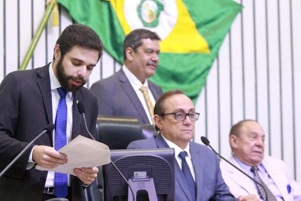 Numa sessão que perdurou por mais de cinco horas, com idas e vindas ao plenário, a Assembleia Legislativa aprovou ontem, no início da noite, o projeto que altera as regras para a transferência de recursos pelos órgãos e entidades do Executivo Estadual por meio de convênios e instrumentos congêneres para organizações da sociedade civil