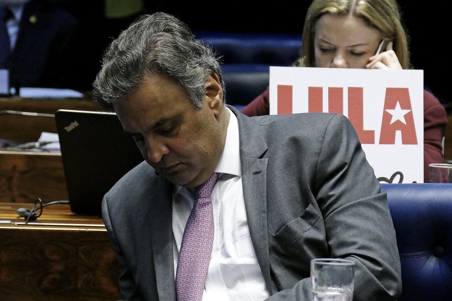 De acordo com levantamento realizado para o jornal Valor Econômico pela empresa .MAP, o apoio ao senador tucano nas redes sociais é inferior a 1%; o que se viu nas redes foi comemoração quanto à decisão do STF que tornou o ex-presidente do PSDB réu; no Twitter, é um dos temas mais debatidos no mundo e, às 19h, ocupava a quinta posição do trending topics mundial