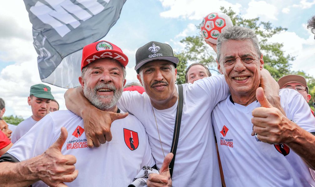 Guararema SP 23 12 2017 Mano Brown trouxe seu abraço de fim de ano e o desejo de um feliz 2018 para Lula e Chico Buarque depois do jogo de confraternização no estádio Socrates Brasileiro. Foto: Ricardo Stuckert