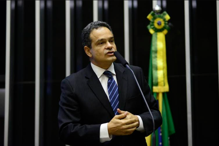 O ex-deputado federal Paulo Henrique Lustosa (PP) vai assumir o comando da Secretaria das Cidades do Governo do Estado no lugar de Jesualdo Farias. A mudança reforça a presença do PP no governo Camilo Santana (PT). O partido é comandado por Antonio José Albuquerque, filho do presidente da Assembleia Legislativa, Zezinho Albuquerque