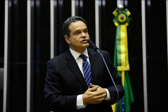 O ex-deputado federal Paulo Henrique Lustosa (PP) vai assumir o comando da Secretaria das Cidades do Governo do Estado no lugar de Jesualdo Farias. A mudança reforça a presença do PP no governo Camilo Santana (PT). O partido é comandado por Antonio José Albuquerque, filho do presidente da Assembleia Legislativa, Zezinho Albuquerque