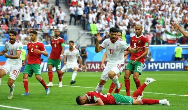 Aziz Bouhaddouz marcou um gol contra aos 50 minutos do segundo tempo e deu ao Irã uma surpreendente vitória por 1 x 0 sobre o Marrocos no primeiro jogo do Grupo B da Copa do Mundo, nesta sexta-feira; foi um resultado cruel para o Marrocos, que fazia sua primeira aparição em Mundiais em 20 anos. Depois de começarem bem a partida, os marroquinos vão lamentar uma exibição cautelosa no segundo tempo
