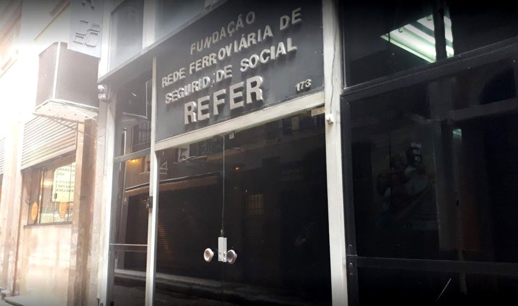 Justiça apura se diretores do fundo de pensão da Fundação Rede Ferroviária de Seguridade Social (Refer), presos na operação deflagrada nesta terça-feira (8), receberam propina para realizar investimentos considerados ruinosos, após a mudança na política de investimentos do fundo, em 2009; segundo o MPF, a má gestão causou prejuízo de R$ 270 milhões ao fundo de pensão dos empregados da extinta Rede Ferroviária Federal