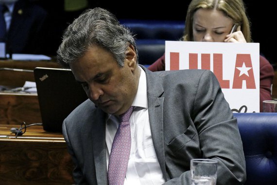 De acordo com levantamento realizado para o jornal Valor Econômico pela empresa .MAP, o apoio ao senador tucano nas redes sociais é inferior a 1%; o que se viu nas redes foi comemoração quanto à decisão do STF que tornou o ex-presidente do PSDB réu; no Twitter, é um dos temas mais debatidos no mundo e, às 19h, ocupava a quinta posição do trending topics mundial