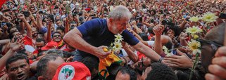 Por trinta dias estais em uma cela; por trinta longos e intermináveis dias se achas recluso, isolado dos seus; da sua família e do seu incansável povo brasileiro; do mesmo povo que não cansa de gritar "Lula Livre". Força Presidente! A história está plena e integralmente em vossas mãos... 