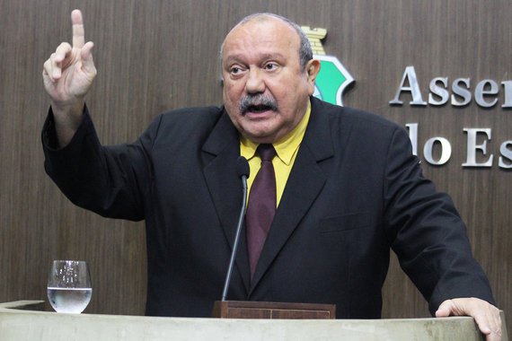  “Me desculpo aos que se sentiram feridos e ofendidos pelo que falei, mas aos que oportunizaram a minha fala, digo que ela foi eivada de verdades inabaláveis e irretocáveis”, declarou o deputado Fernando Hugo (PP) nesta terça-feira (17). O parlamentar lamentou que uma declaração dada em evento no último sábado (14) tenha sido utilizada de forma oportunista por críticos do Governo do Estado. Na ocasião, ele disse que se alguém conseguisse lhe provar que algum governo tenha investido mais em segurança do que o de Camilo, ele 'rasgaria o seu diploma de deputado e andaria nu na praça'
