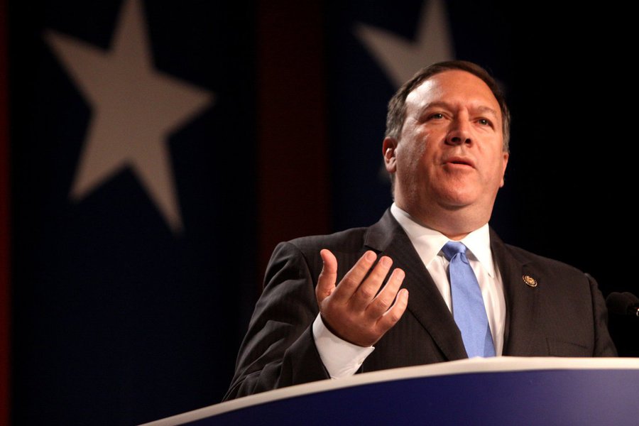 O Senado dos Estados Unidos confirmou nesta quinta-feira Mike Pompeo como secretário de Estado do presidente Donald Trump, colocando o ex-diretor da CIA em uma função fundamental para lidar com desafios de políticas externas dos EUA, como a Coreia do Norte e o Irã; Pompeo, um ex-oficial do Exército que foi um congressista republicano, é considerado uma figura leal a Trump com visões de mundo mais propensas a soluções com uso de força ao invés de diálogo