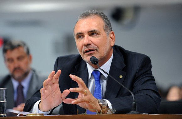 Deputado Nelson Pelegrino (PT-BA) deu entrada em requerimento convidando a Febraban a participar de Audiência Pública sobre implementação da lei que obriga uso de dispositivos que inutilizam cédulas em caso de explosão a caixas eletrônicos; s bancos têm nove meses para implantar o sistema em 50% dos municípios com até 50 mil habitantes, sendo os outros 50% em até 18 meses 