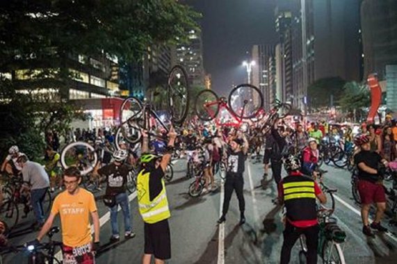 Na madrugada de ontem, o Movimento de Cicloativistas de São Paulo ocupou a Avenida Paulista contra as ações e declarações do prefeito Bruno Covas e lançou um manifesto; o tucano disse que “as ciclovias foram lançadas de forma aleatória na cidade, como orégano em pizza”; em resposta, o movimento promoveu a “Bicicletada do Orégano” que também questionou o corte de mais de 140 linhas de ônibus em uma licitação bilionária que nem chegou a ser debatida com a sociedade paulistana, informa Daniela Louzada, uma das coordenadoras do movimento