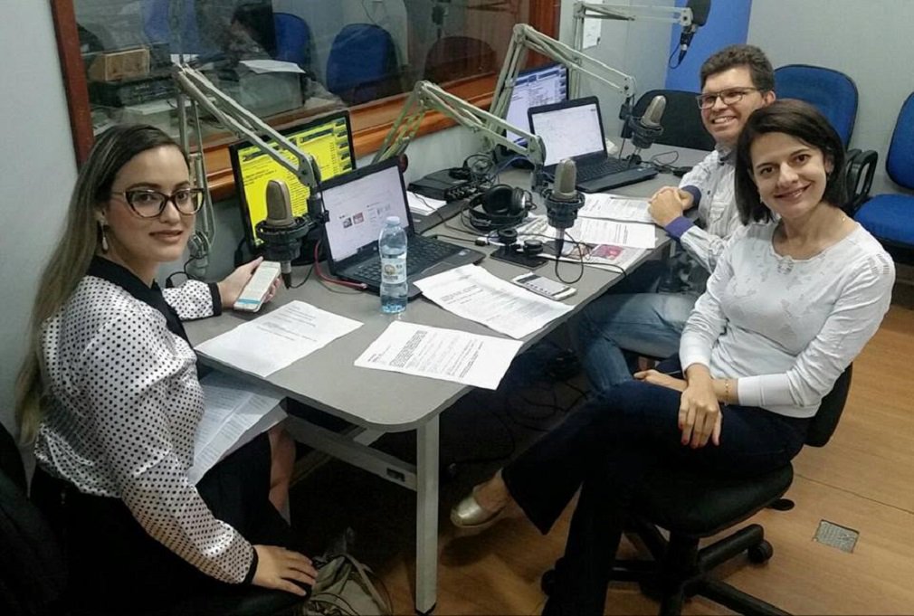 Desde a última segunda-feira (7), a rádio Boas Novas, de Firminópolis integra a rede de emissoras parceiras da nova Rádio Brasil Central (RBC), que diariamente transmite um dos noticiários mais tradicionais do País: O Mundo Em Sua Casa; a Boas Novas não só vai replicar o sinal da RBC no horário do programa como também vai participar dele, em boletins com informações mais importantes sobre o município; RBC já conta com parceiras nas principais praças do Estado, como Catalão, cidade de Goiás, Alto Paraíso, Caldas Novas, Ceres, Anápolis, Formosa, Mineiros e Bonfinópolis. Antes da rádio Boas Novas, o mais recente reforço deste time havia sido a rádio Serra da Mesa, de Minaçu