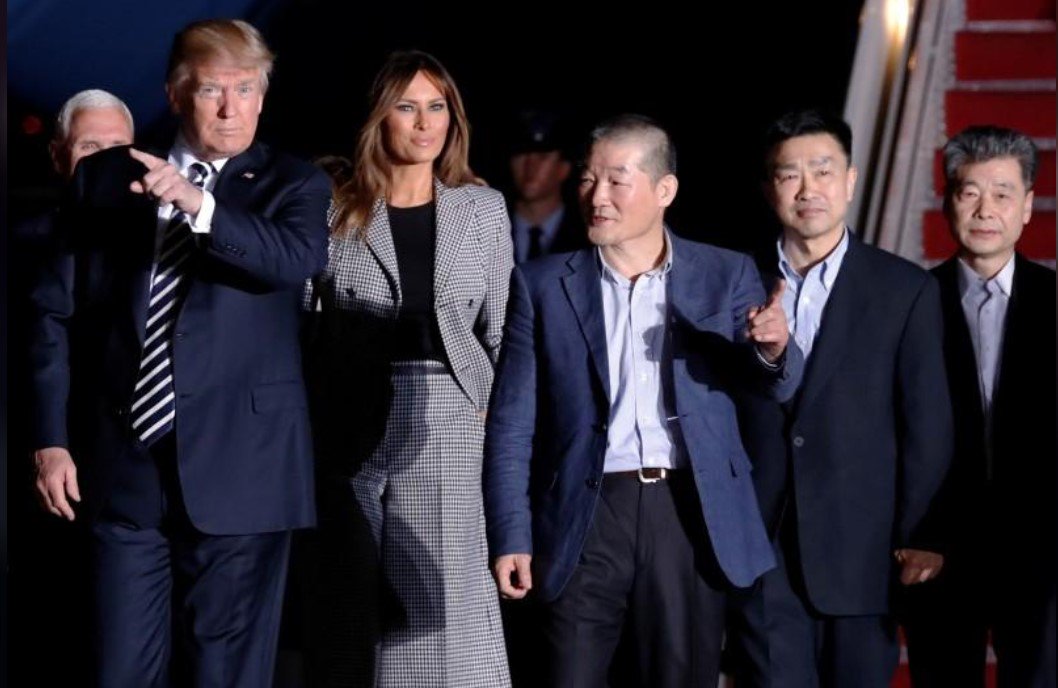 O presidente dos EUA, Donald Trump, recebeu três ex-prisioneiros norte-americanos em uma base militar próxima de Washington, agradecendo o líder da Coreia do Norte, Kim Jong Un, por sua libertação e demonstrando otimismo com uma cúpula em planejamento entre os dois lados; “Francamente não achávamos que aconteceria, e aconteceu”, disse Trump depois de agradecer Kim pela soltura dos compatriotas
