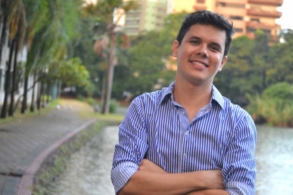 O programa Roda de Entrevista, da nova TBC, recebe na próxima terça-feira o pré-candidato do PSOL ao governo de Goiás, Fabrício Rosa; ele é agente da Polícia Rodoviária Federal e é o primeiro pré-candidato ao governo assumidamente homossexual; Fabrício é bacharel em Segurança Pública e em Direito, pós-graduado em Direito Público e mestre em Direitos Humanos pela Universidade Federal de Goiás (UFG) e pretende levar o tema da segurança pública para o debate eleitoral
