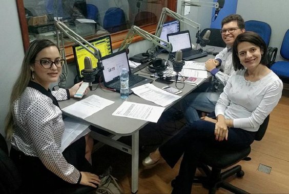 Desde a última segunda-feira (7), a rádio Boas Novas, de Firminópolis integra a rede de emissoras parceiras da nova Rádio Brasil Central (RBC), que diariamente transmite um dos noticiários mais tradicionais do País: O Mundo Em Sua Casa; a Boas Novas não só vai replicar o sinal da RBC no horário do programa como também vai participar dele, em boletins com informações mais importantes sobre o município; RBC já conta com parceiras nas principais praças do Estado, como Catalão, cidade de Goiás, Alto Paraíso, Caldas Novas, Ceres, Anápolis, Formosa, Mineiros e Bonfinópolis. Antes da rádio Boas Novas, o mais recente reforço deste time havia sido a rádio Serra da Mesa, de Minaçu