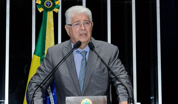 O senador Roberto Requião (PMDB-PR) anunciou nesta quarta-feira (9) em Plenário a apresentação de um projeto de reforma tributária com objetivo de diminuir os impostos cobrados dos assalariados e fomentar a criação de empregos, ao desestimular o investimento no mercado financeiro em detrimento da economia real; "Essa isenção de lucros empresariais faz hoje com que banqueiros e rentistas e grandes empresários ganhem centenas de milhões de reais sem pagar um tostão de Imposto de Renda"