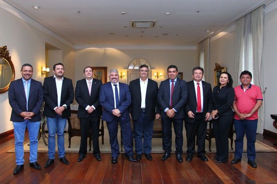 O governador Flávio Dino recebeu os deputados estaduais Oleno Matos e Soldado Sampaio, parlamentares do estado de Roraima, para debater experiências de governança e os programas de cunho social implantadas pela atual gestão; recentemente, Dino alcançou o primeiro lugar entre os governadores que mais cumpriram os compromissos de Governo, de acordo com levantamento nacional realizado pelo portal G1