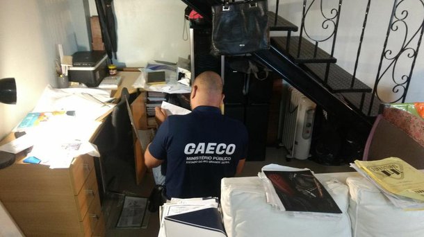 O Ministério Público Estadual cumpre mandados de busca e apreensão e sequestro de bens contra um homem acusado de fraude superior a R$ 1,7 milhão na Companhia Carris Porto-Alegrense; fraude ocorreu entre agosto de 2015 e janeiro de 2017; investigações dão conta que mais de R$ 100 mil foram aplicados apenas em joias; valores também foram usados para doações para campanhas eleitorais