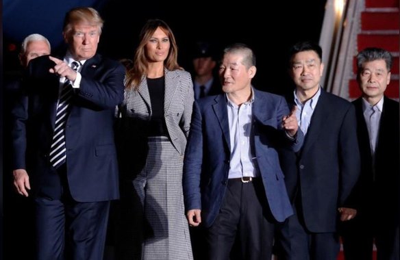 O presidente dos EUA, Donald Trump, recebeu três ex-prisioneiros norte-americanos em uma base militar próxima de Washington, agradecendo o líder da Coreia do Norte, Kim Jong Un, por sua libertação e demonstrando otimismo com uma cúpula em planejamento entre os dois lados; “Francamente não achávamos que aconteceria, e aconteceu”, disse Trump depois de agradecer Kim pela soltura dos compatriotas