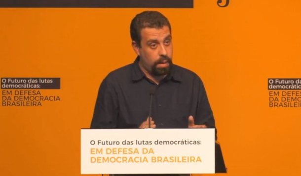 O líder do MTST e pré-candidato a presidente da República pelo PSOL, Guilherme Boulos, denunciou nesta quinta-feira, 12, em Lisboas, a prisão política do ex-presidente Lula, durante participação no evento "O Futuro das lutas democráticas: Em defesa da democracia brasileira"; "Lula não tá acima da lei, mas Lula também não pode estar abaixo da lei, o que acontece agora no Brasil não é o risco de um privilégio, é o oposto. Se o objetivo com isso é intimidar as forças populares, movimentos, organizações de esquerda no brasil, que eles saibam que temos um povo sem medo no brasil, que não se intimidará com isso", afirma o presidenciável do PSOL