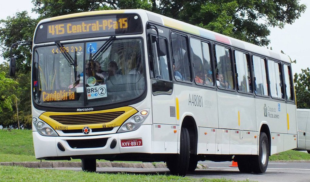 O promotor Rodrigo Terra acusou a Prefeitura do Rio de ignorar a determinação judicial ao tentar aumentar as passagens de ônibus na cidade; ele disse ainda que o preço deveria ter sido reduzido para compensar o aumento de R$ 0,20 concedido em 2015 para que toda a frota fosse climatizada, o que não aconteceu; reajuste previsto para entrar em vigor neste domingo (17) foi suspenso pela justiça