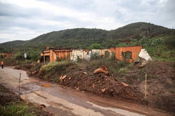 Diferentes segmentos do Ministério Público e da Defensoria Pública se articularam para questionar violações que estariam sendo cometidas contra os atingidos da tragédia de Mariana (MG), que sofreu a maior tragédia ambiental da história brasileiras; foi expedida uma recomendação à mineradora Samarco, às suas acionistas Vale e BHP Billiton e à Fundação Renova, e elencados direitos dos impactados que estariam sendo desrespeitado, entre eles, a dificuldade de acesso à informação, a negação do auxílio emergencial a algumas pessoas e a falta de negociação sobre as indenizações