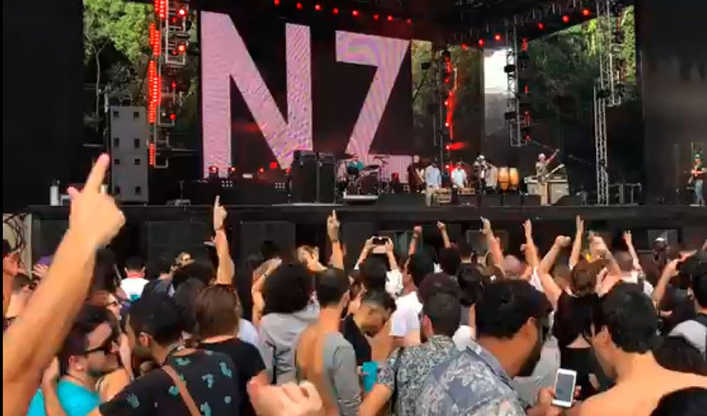 Neste sábado (5), Curitiba transformou-se num palco de resistência em defesa da liberdade do ex-presidente; nas imagens, o Grupo Banana System, o rapper Mano Brown e a banda Nação Zumbi pedem Lula Livre em suas apresentações, levando a platéia ao delírio no festival "Coolritiba", assista a íntegra