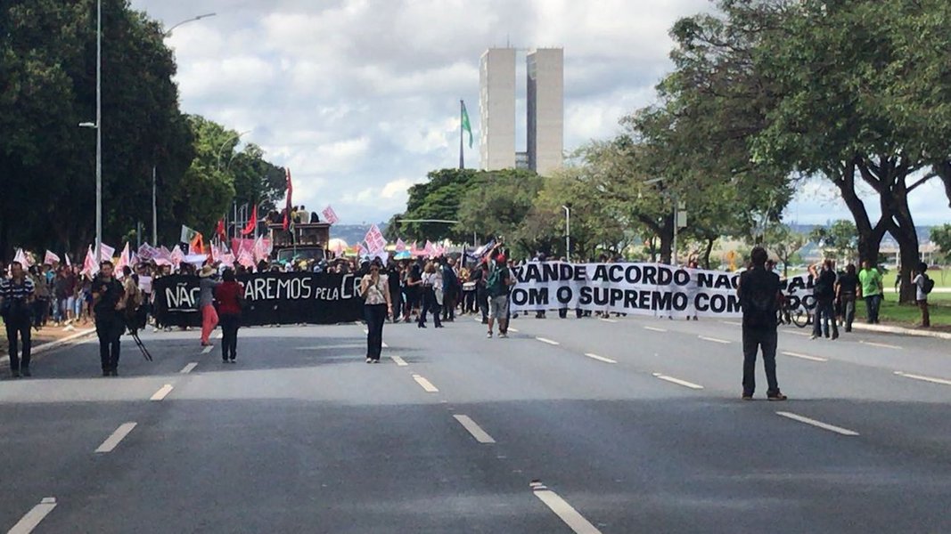 Estudantes e servidores da Universidade de Brasília (UnB) protestaram nesta tarde em frente ao Ministério da Educação, onde cobram, do governo federal, a devolução de recursos obtidos pela própria universidade, por meio do aluguel de imóveis e pela prestação de serviços, repassados ao Tesouro