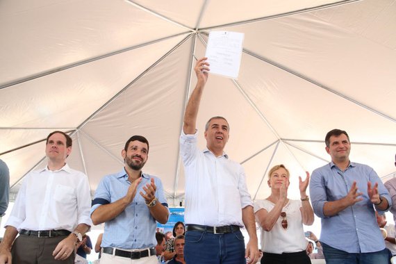 "Estamos avançando na construção de uma saúde que atenda a todos e esperamos implementar o terceiro turno nos hospitais da rede estadual em duas semanas”, afirmou o governador José Eliton; a Secretaria de Saúde já está ultimando os últimos preparativos para os novos serviços que irão possibilitar ao trabalhador cuidar da saúde após o trabalho; governador declarou, ainda, que as filas para cirurgias eletivas no estado também deverão ser eliminadas; “Estamos trabalhando para reduzir ao máximo essa demanda, com atendimento em cirurgias eletivas na rede estadual”, destaca; para a execução desses dois programas inovadores na rede pública do Estado, o governo investirá R$ 100 milhões