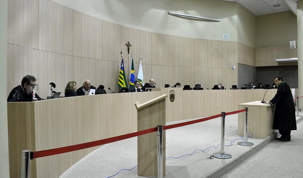 Parecer do Tribunal de Contas sobre o empréstimo do governo do Piauí, junto à Caixa Econômica, notifica o governo para que envie o cronograma de execução para aplicação dos recursos provenientes de repasses futuros; assim, é negada a liminar sugerida para bloquear o contrato; “decisão leva em conta o interesse público e permite a chegada recursos para investimentos em infraestrutura”, diz Wellington