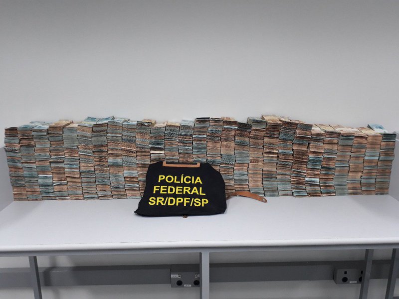 O prefeito de Mongaguá, Artur Parada Prócida do PSDB, foi preso em flagrante pela operação Prato Feito da Polícia Federal; dois agentes públicos também foram presos em flagrante, por posse de muito dinheiro vivo; o município de Mongaguá fica no litoral Sul de São Paulo; a Polícia Federal encontrou na residência do prefeito tucano R$ 4.613.610 e mais US$ 216.763 em espécie; ele foi preso por crime de lavagem de dinheiro; aliados do tucano disseram que o grande volume de cédulas de reais e dólares encontrado em sua casa será explicado às autoridades
