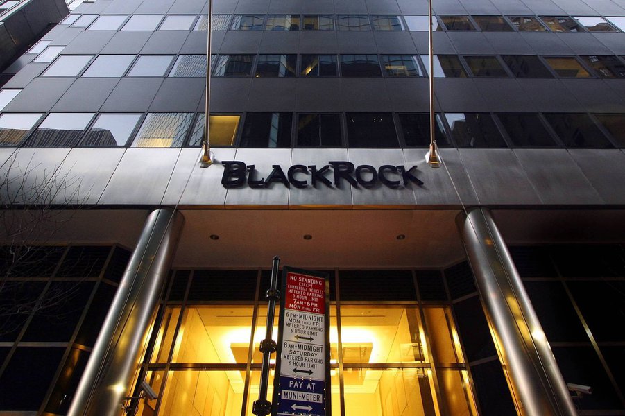 A Black Rock, maior empresa de gestão de ativos do mundo, ameaça a livre concorrência do mercado de capitais, de acordo com reportagem de Paulo Pena publicada no jornal Público, de Lisboa; para Pena, a empresa é um centro de poder global que controla os principais bancos e indústrias, além de governos e líderes poderosos; pena diz: o crescimento vertiginoso põe em risco uma das ideias mais básicas da economia moderna: a concorrência