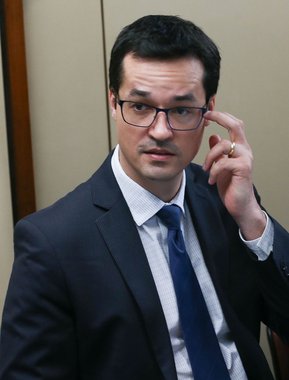 Brasília - O procurador Deltan Dallagnol, coordenador da força-tarefa da Operação Lava Jato, se reúne com deputados da comissão especial que analisa o projeto contra a corrupção (Fabio Rodrigues Pozzebom/Agência Brasil)