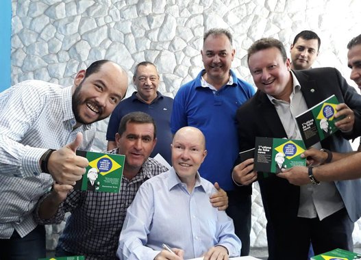 Mais uma legenda declarou apoio à pré-candidatura do procurador de Justiça Demóstenes Torres (PTB). O Patriota juntou-se nesta terça-feira,12, ao Partido Verde, Avante, PROS e ao próprio PTB e fecharam com Demóstenes; “Vamos caminhar com Demóstenes porque acreditamos no projeto dele. Ele é a esperança de Goiás para o Senado", disse o presidente regional do Patriota, Raniery Nunes da Silva. Ele afirmou que Demóstenes sempre foi um senador que atendeu as demandas dos partidos menores e ouvindo os municípios, do menor ao maior. "Vamos com Demóstenes até a vitória”, completou