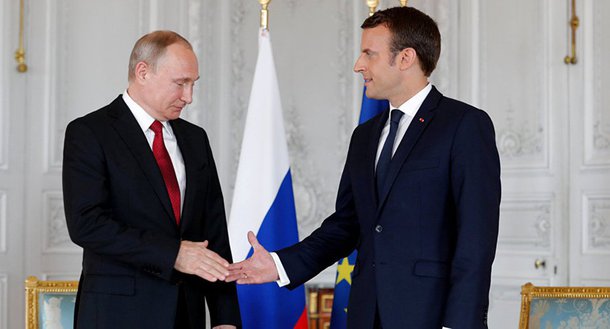 O presidente russo, Vladimir Putin, teve uma conversa telefônica com o presidente da França, Emmanuel Macron, na qual discutiu o acordo nuclear iraniano; Macron informou Putin sobre os resultados da sua visita aos EUA, com ênfase nas negociações quanto à situação do Plano de Ação Conjunto Global, referente ao programa nuclear iraniano; a assessoria de Putin adiciona que "os presidentes da Rússia e França se expressaram a favor da preservação do plano e da sua implementação rigorosa"