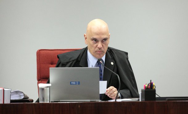 Uma comissão de juristas liderada pelo ministro do STF Alexandre de Moraes, apresentou ontem, ao presidente da Câmara dos Deputado, Rodrigo Maia, anteprojeto de lei que propõe uma série de mudanças no Código de Processo Penal, entre elas o aumento da pena máxima de 30 para 40 anos; também faz parte da proposta a federalização de dois crimes – milícias e tráfico de armas de uso restrito e proibido; proposta não menciona melhorias nas condições das penitenciárias, nem construção de novos presídios