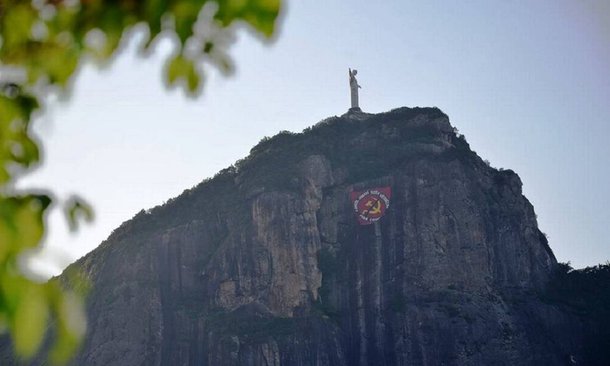O fundador do grupo "O Pesadelo de Qualquer Político", que colocou uma bandeira anticomunista na encosta do Corcovado, no Rio de Janeiro, foi multado em R$ 100 mil pelo ICMBio (Instituto Chico Mendes de Conservação da Biodiversidade) e ainda pode responder por crime ambiental; a intenção com a bandeira, que dizia que "o Brasil nunca será vermelho", era protestar contra as comemorações dos 200 anos do nascimento de Karl Marx