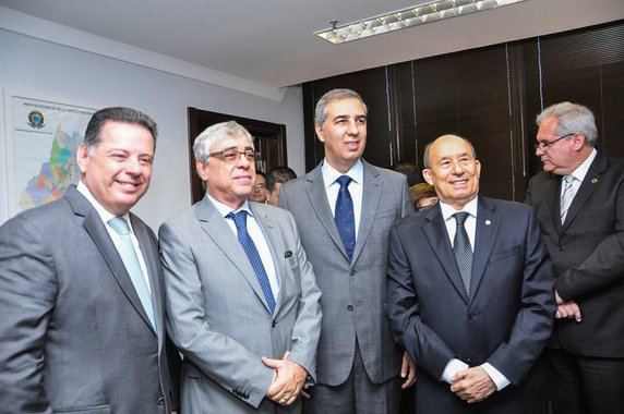 Desembargador Carlos Hipólito Escher assumiu como novo presidente do TRE Goiás; ele que substitui o desembargador Kisleu Dias Maciel Filho; “Há desafios anunciados e não somente no momento político social em que vivemos. Um deles, parafraseando o ministro Luiz Fux, é o dilema para a Justiça Eleitoral em realizar um estudo eficaz para impedir que as Fakes News tenham visibilidade”, afirmou Carlos Escher; governador José Eliton e o ex-governador Marconi Perillo participaram da solenidade