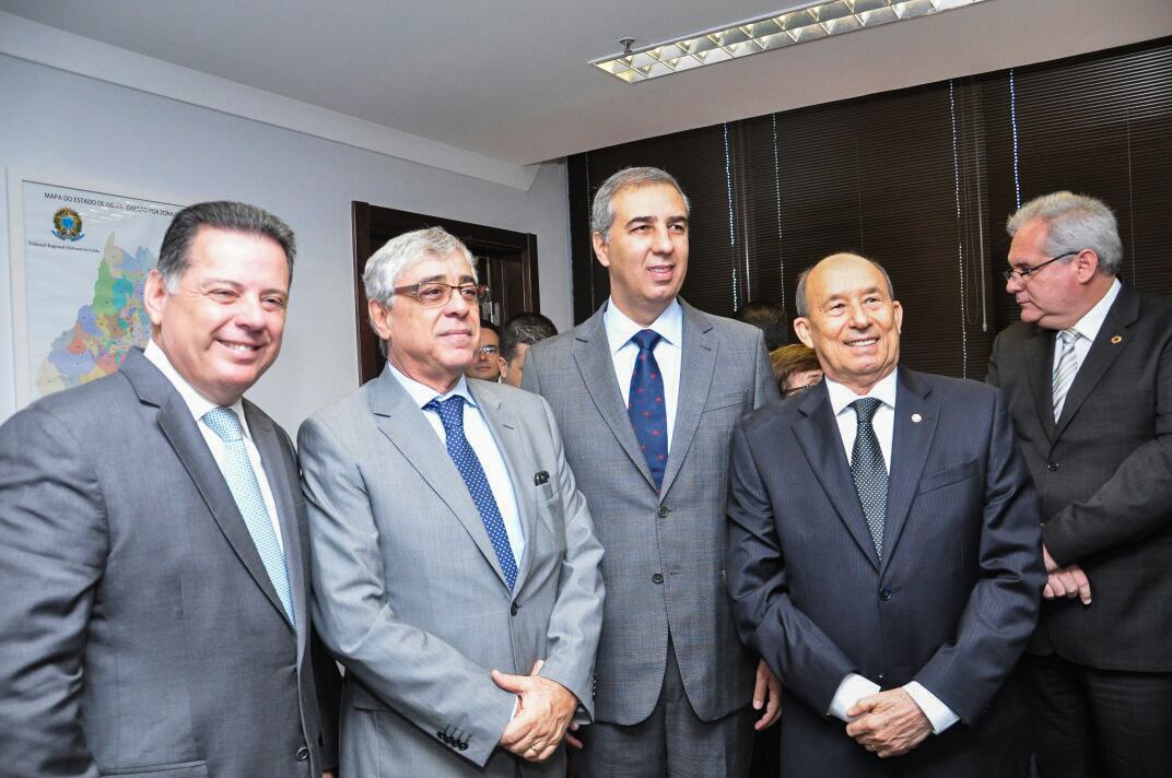 Desembargador Carlos Hipólito Escher assumiu como novo presidente do TRE Goiás; ele que substitui o desembargador Kisleu Dias Maciel Filho; “Há desafios anunciados e não somente no momento político social em que vivemos. Um deles, parafraseando o ministro Luiz Fux, é o dilema para a Justiça Eleitoral em realizar um estudo eficaz para impedir que as Fakes News tenham visibilidade”, afirmou Carlos Escher; governador José Eliton e o ex-governador Marconi Perillo participaram da solenidade
