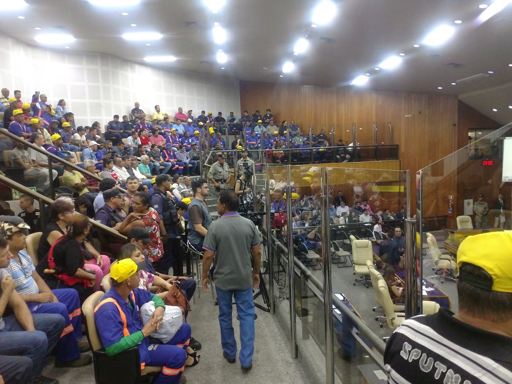 Acontece na manhã desta terça-feira, na Câmara Municipal, uma assembleia de servidores da prefeitura de Goiânia que decide se a categoria entra em greve geral; trabalhadores exigem do prefeito Iris Rezende (MDB) que cumpra a data-base salarial, suspensa desde que ele assumiu o mandato; em tempo: data-base não é aumento, é correção aos índices da inflação;o prefeito deveria ter enviado o projeto da data-base em maio de 2017.