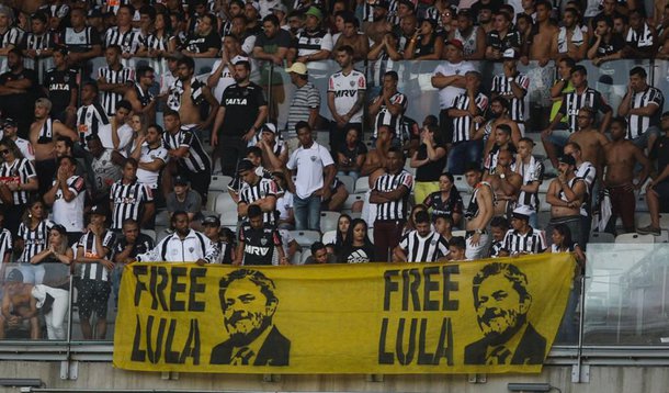 Mais um "milagre" de Lula. Eu, como são-paulino, jamais torceria para o Corinthians. Mas desta vez, não pensei duas vezes. Na final do Campeonato Paulista, eu era Corinthians. Não apenas para ser contra um time burguês, bancado por cifras milionárias de um empresa de fontes duvidosas que compra os melhores jogadores. Desta vez fui Corinthians por Lula