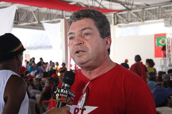 A decisão do PT de firmar uma aliança com o governador Renan Filho (MDB) para as eleições, avalizada por 120 delegados, enquanto 60 disseram não, foi politica; para Ricardo Barbosa, presidente da sigla, decisão “é reflexo da política em uma conjuntura de adversidade enorme, mas ao mesmo tempo de necessidade de forças para a resistência necessária, diante do avanço das tendências fascistas na política nacional”