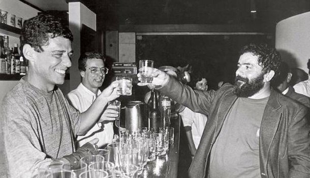 O linguista Gustavo Conde faz uma breve análise semiótica da canção "O Que Será", de Chico Buarque de Hollanda e Francis Hime; Conde diz que "Chico Buarque tem um vasto recurso técnico para construir sua 'melodia de sentidos'" e que "isso está correlacionado com o fato de o compositor ser também um exímio escritor em prosa"; o colunista do 247 diz que "Chico é um dos maiores escritores brasileiros"; "Sua voz literária é consolidada, complexa, plena de desdobramentos temporais e narrativos", conclui