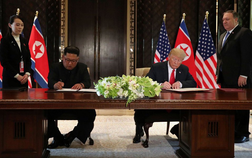 Em encontro cordial e produtivo, considerado histórico por ser o primeiro em sete décadas entre os dois países, os presidentes Kim Jong-un, da República Popular Democrática da Coreia (RPDC), e Donald Trump, dos Estados Unidos, deram um passo fundamental para o estabelecimento de relações e a almejada desnuclearização da Península Coreana